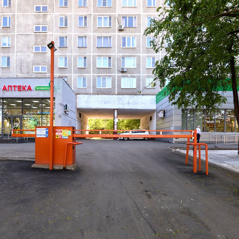 Вход в арку в середине дома Бутлерова 24, между магазинами “Пятерочка” справа и магазином “Вкус Вилл” слева.